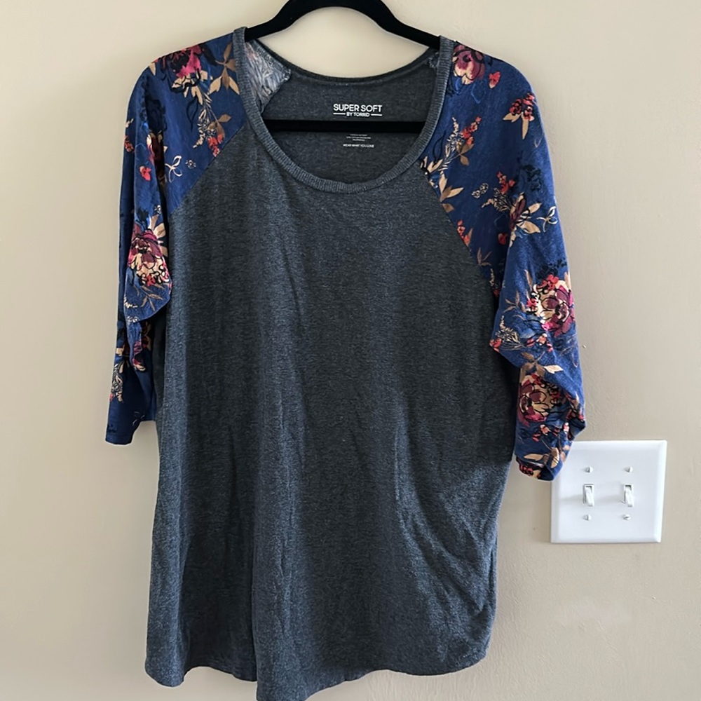 Torrid jersey tee size 2 (18-20)